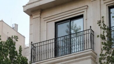 نرده بالکن سفید در تراس باریک استان سیستان و بلوچستان
