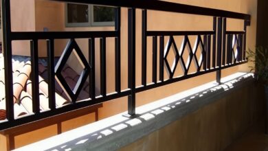 نرده بالکن فلزی مشکی روی لبه بتنی در استان خراسان رضوی