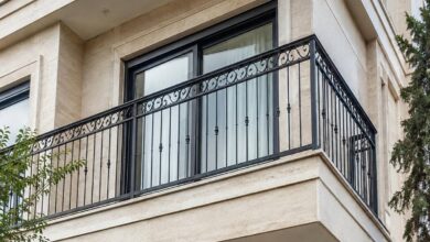 نرده بالکن فلزی مشکی مقابل نمای سنگی استان خراسان جنوبی