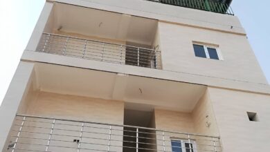 نرده بالکن منحنی استیل در نمای ویلای تبریز
