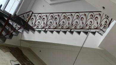 نرده راه پله آهنی تیره کنار سنگ فرش ویلای ارومیه