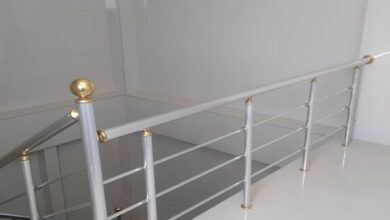 نرده راه پله استیل براق در پاگرد سنگی بیرجند