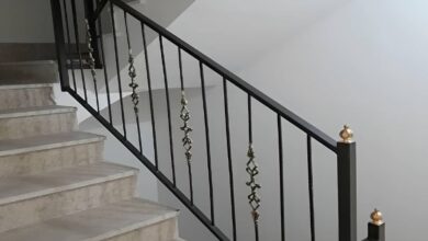 نرده راه پله فلزی با اتصال جوشی کنار پاگرد قم