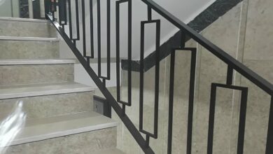 نرده راه پله مشکی در پاگرد آفتاب‌گیر بندرعباس