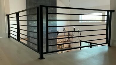 نرده راه پله مشکی کنار نمای آجری استان مرکزی