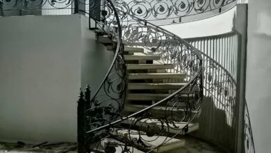 نرده راه پله مشکی کنار پاگرد نوساز استان ایلام